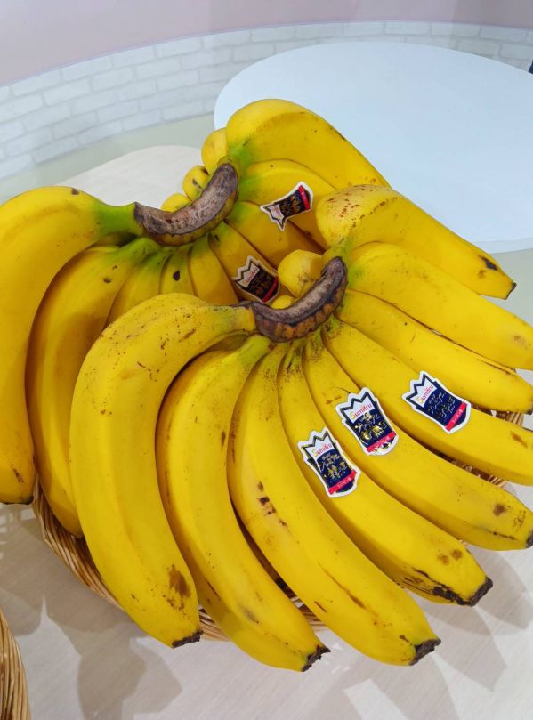 バナナ A banana hanging on a wall sells for over 900 million yen: 
